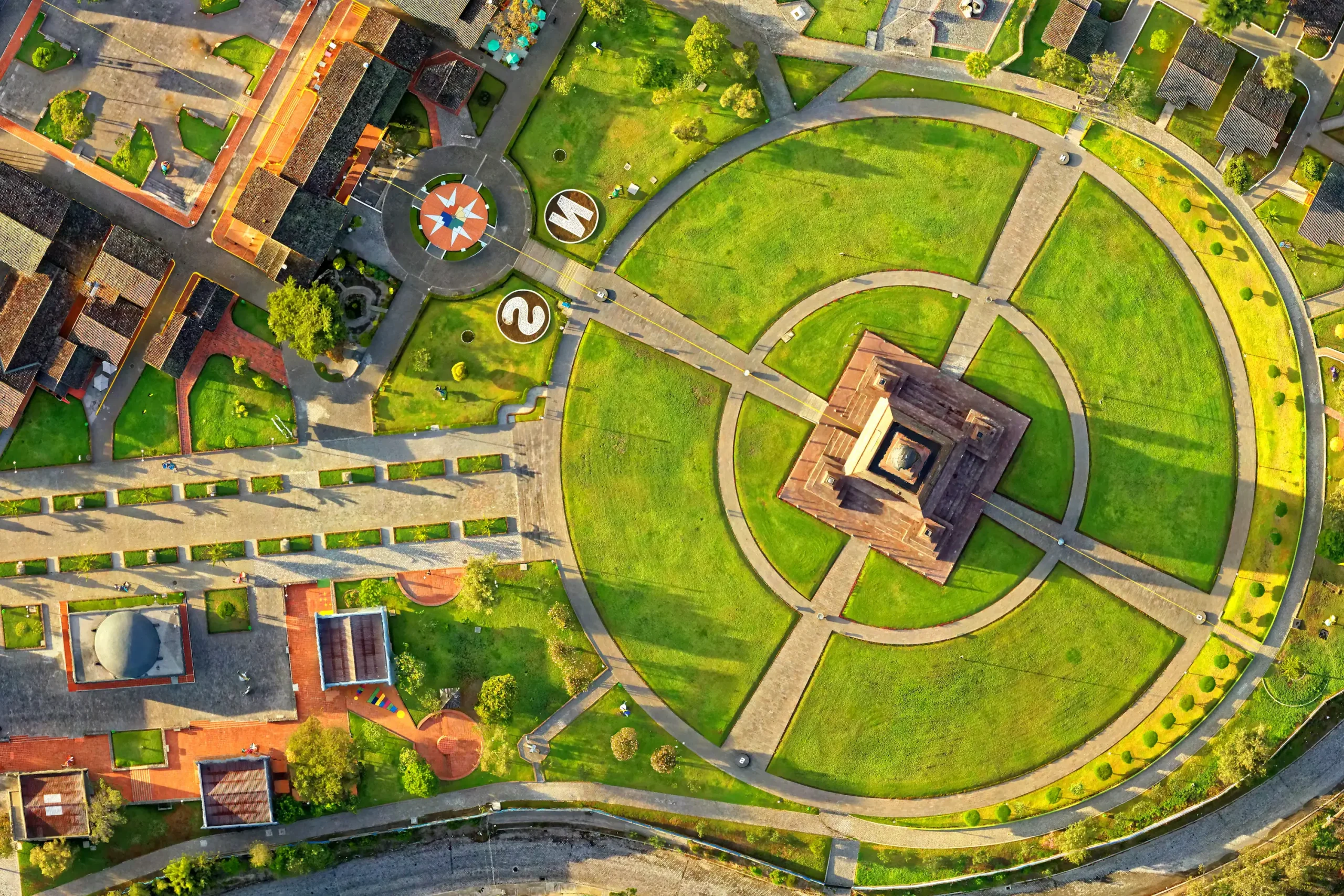 Calpestare la "Metà del Mondo", la linea equatoriale