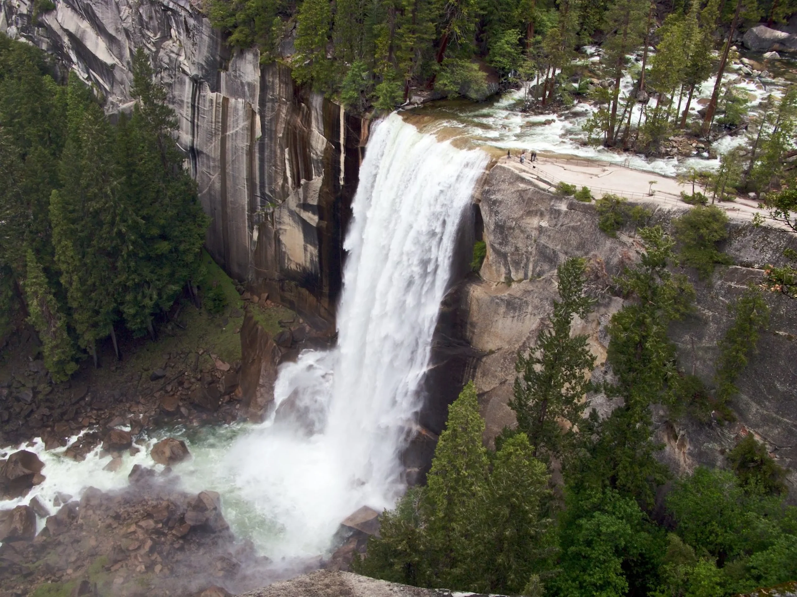  I sorprendenti paesaggi di montagna e le cascate dello Yosemite National Park 