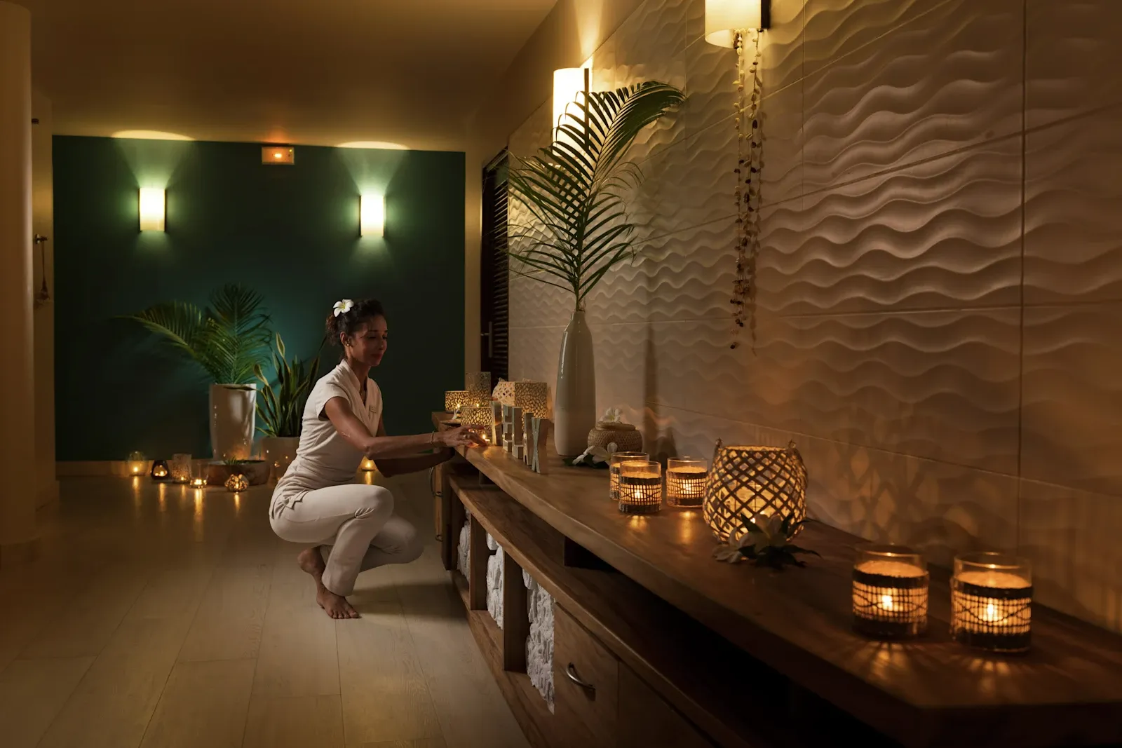 imgi_6_Spa Hall 02 with staff